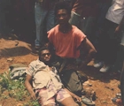 Partidario del Monaligue, muerto a tiros por los militares de Teodoro Obiang Nguema, en una manifestacin pro democracia en Ro Muni, durante la farsa electoral del 25 de febrero de 1996.