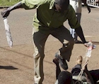 Un polica de Obiang machetea a un ciudadano en plena calle de una poblacin ecuatoguineana.