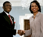 La secretaria de estado Condoleeza Rice y Obiang, de quien dijo "es un buen amigo y le damos la bienvenida" (12 de abril de 2006).  