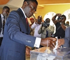 El dictador Obiang en votaci�n fraudulenta, en la que por supuesto saldr�a reelecto.